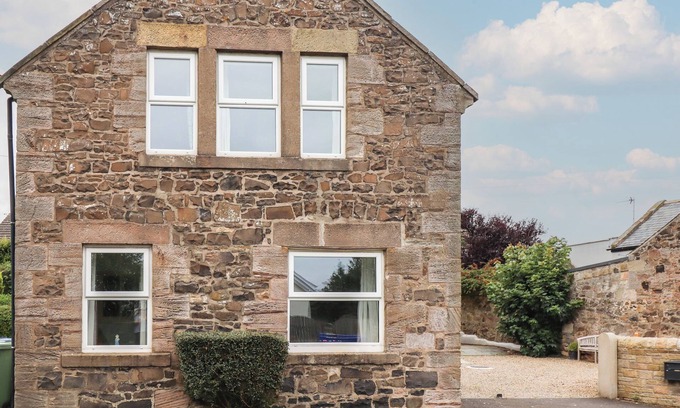 Newton by the Sea Cabaña | WAYSIDE COTTAGE, pet friendly, with open fire in Newton-By-The-Sea