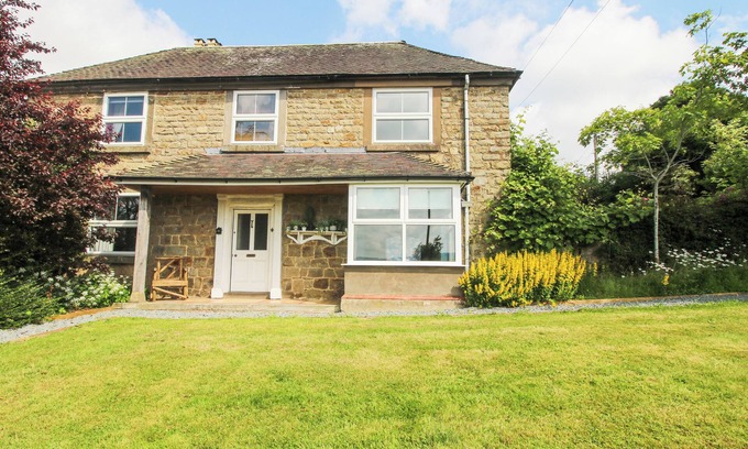 Craven Arms Casa | WAYSIDE HOUSE, pet friendly, with hot tub in Aston On Clun