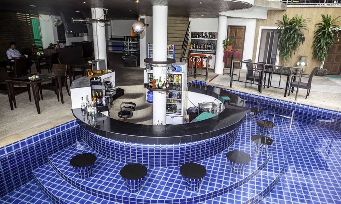 Nanai Road Complejo | Patong Deluxe Seaview Apartment con Swimup Bar y restaurante y gimnasio junto a la piscina