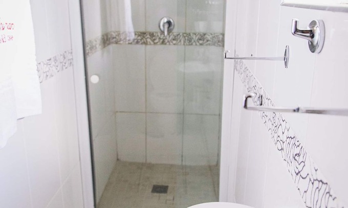 Komani Cama Y Desayuno | We are a modern,upmarket,spacious,AA Recommended. 3 star accommodation.