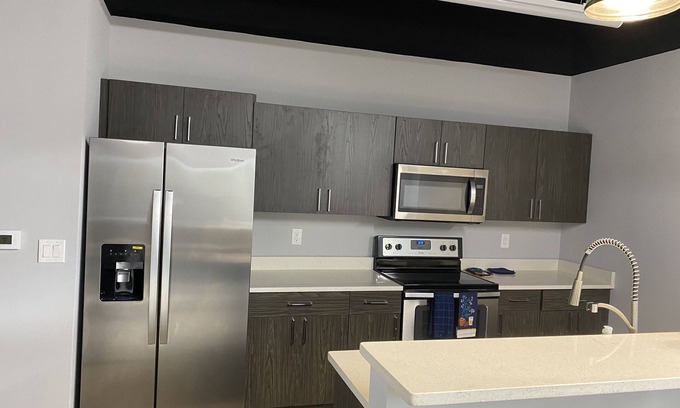 Dearborn Apartamento | We are located around hotels and restaurants and airport are very close