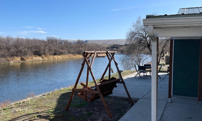 Thermopolis Cabina | We are located just south of Thermopolis on the Big Horn river