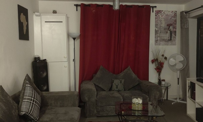 Newham Apartamento | We have a stylish tastefully furnished flat, Offering additional amenities. ties