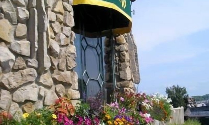 Charlevoix Hotel | Weathervane Terrace Inn and Suites