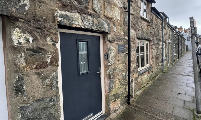 Tremadog Cabaña | WEAVER'S COTTAGE, pet friendly, with open fire in Tremadog