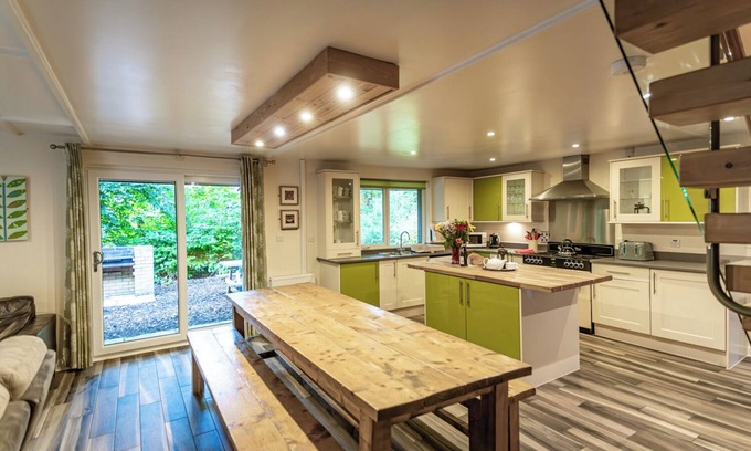 Farley Cabina | Weaver; woodland lodge for 12 with hot tub, log burner, BBQ, near Alton Towers.