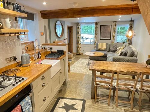 Tideswell Casa | Weavers Cottage, Tideswell, sleeps 6, dog friendly