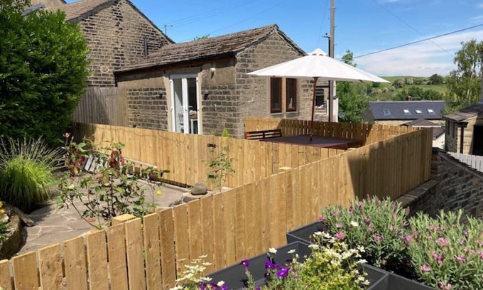 Honley Cabaña | Weaver’s Den, a cosy countryside retreat