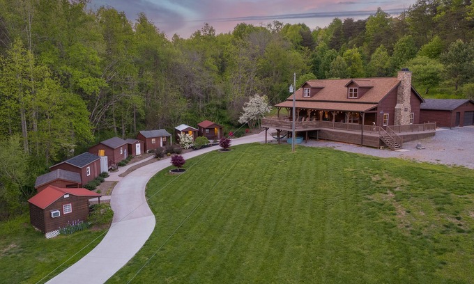 Taylorsville Cabina | Weaverville Cabin + Mini Cabins w/ HOT TUB + Fire on 50 Acres!