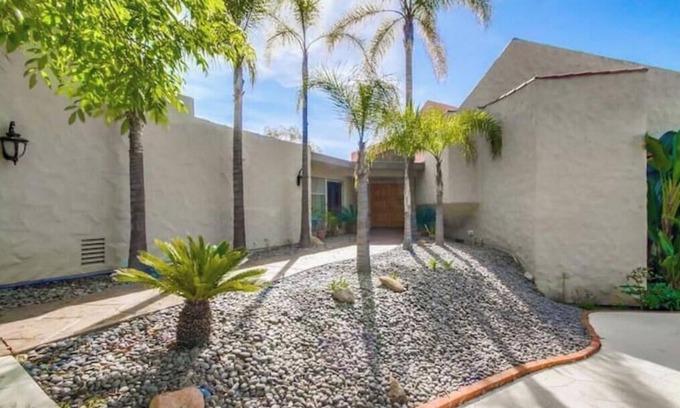 El Cajon Casa | Weekend at Berny's