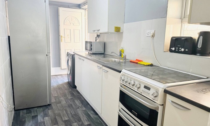 Stoke-on-Trent Casa | Weekend Escape- 4 Bedroom House in Stoke-on-trent