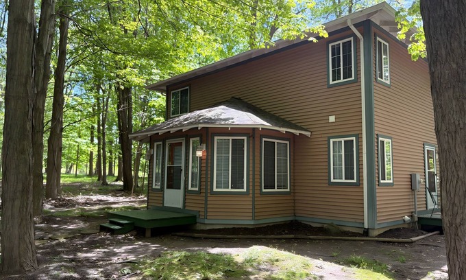 South Haven Cabaña | Weekly Cottage Rental - 5 Min to Private Beach!
