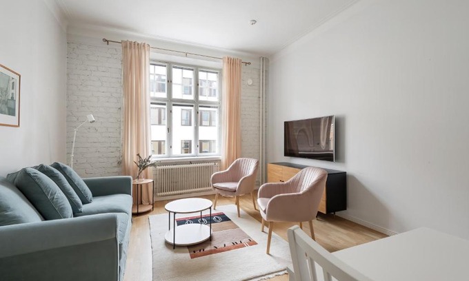 Punavuori Apartamento | WeHost Fabulous 2BR in Prestigious Punavuori @Iso Roobertinkatu 26