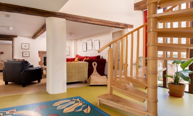 Rosevine Casa | Weirmarsh Big Barn. Gran conversión de granero con gran bañera de hidromasaje y sala de juegos.