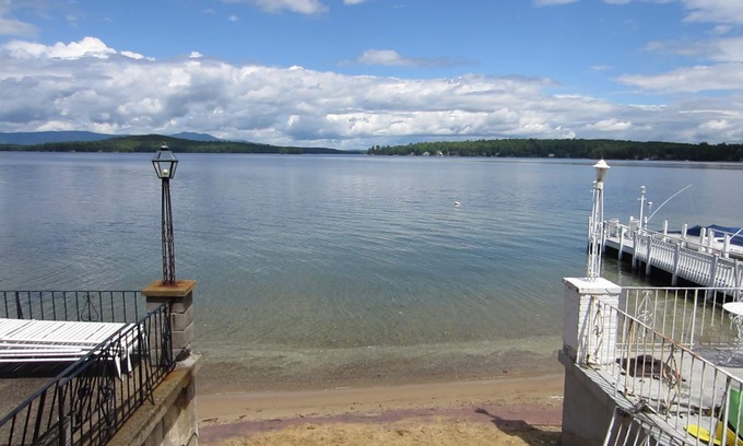 Weirs Beach Cabaña | Weirs Beach 2 Bedroom Cottage pasos lejos del lago y la playa!