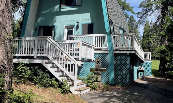 Lake Almanor Country Club Cabina | Welcoming 2-bedroom cabin in Lake Almanor Country Club on the golf course