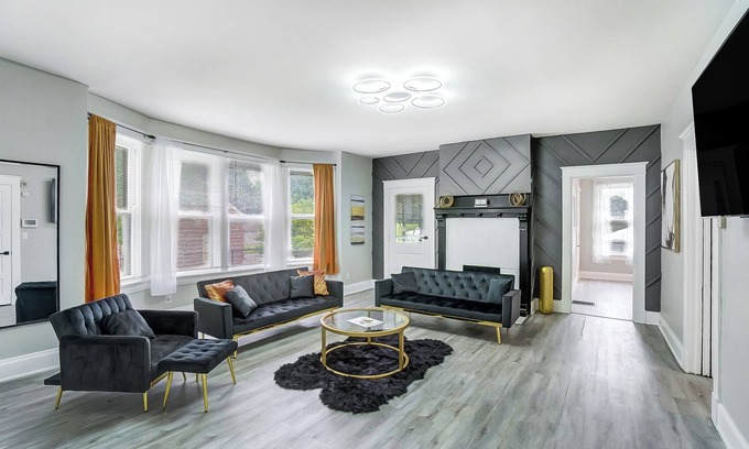 Roselawn Finance Casa | Welcome Home to this stylish entrainment home! Have fun with the whole family.