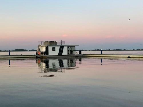 Offingawier Apartamento | Welcome in - Houseboat Earrebarre aan het Sneekermeer met dakterras, prachtig uitzicht
