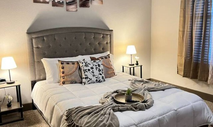 Memorial Apartamento | Welcome, kick back and relax in this calm stylish luxury unit!