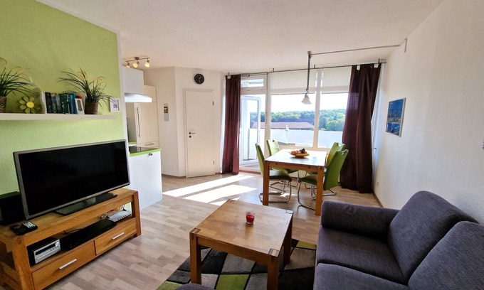 Heiligenhafen Apartamento | Welcome to a bright and modern apartment on the 6th floor.