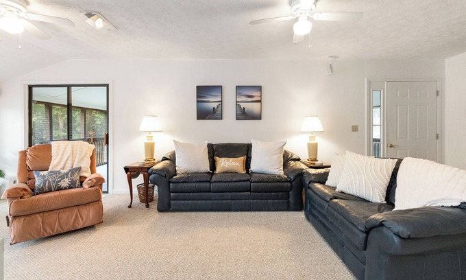 Bronston Condominio | Welcome to A Glimpse of the Lake – Your Ideal Lakeside Retreat