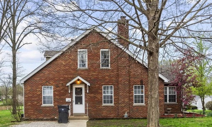 Belleville Casa | Welcome to a quiet and charming 2-bedroom duplex with lots of amenities