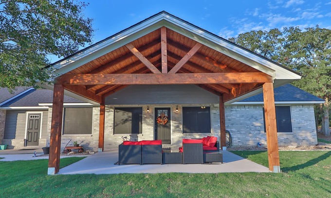 College Station Casa | Welcome to Aggieland’s newest Peaceful Game Day Haven Retreat with a Game Room