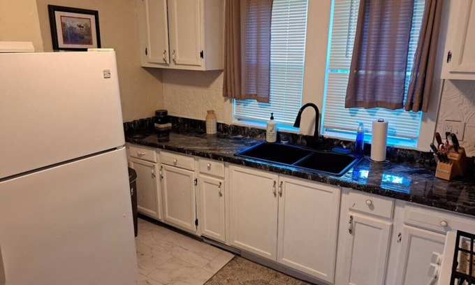 Akron Casa | Welcome to Akron: 5 Bedroom, 2 Bath