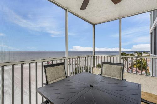 Fort Myers Beach Apartamento | Welcome to Beach Villa's # 405 Vacation Rental - 250 Estero Blvd condo