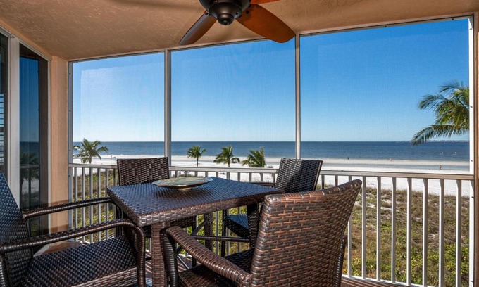 Fort Myers Beach Apartamento | Welcome to Beach Villa's # 202 Vacation Rental - 250 Estero Blvd condo