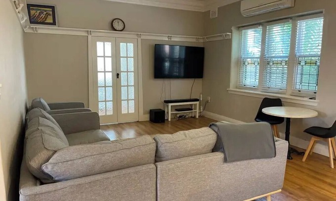 Turvey Park Apartamento | Welcome to 'Best Wagga Accommodation': Cheerful 3 bedroom home.