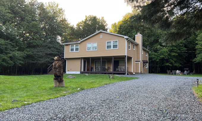 Gouldsboro Casa | Welcome to Bree-Z-Bear Lodge– 5BR Pocono Escape Gameroom, Sunroom, a Scenic Vibe