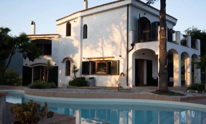 Cava de' Tirreni Villa | Bienvenido a Casa di Sonia desde el mar del Golfo de Salerno hasta el perfil del Vesubio.