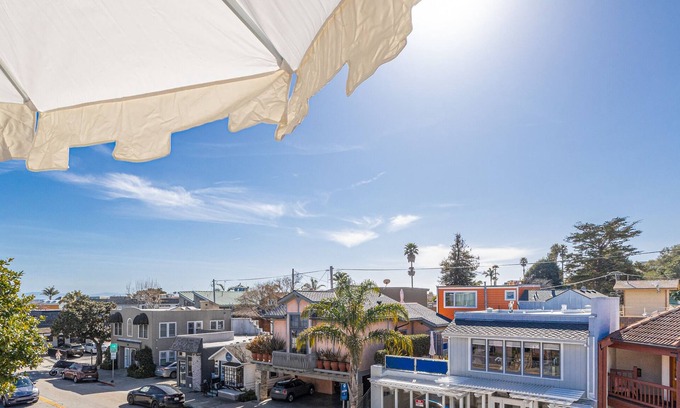 Capitola Condominio | Welcome to "Coastal Vibes" located in the heart of the Capitola Village!