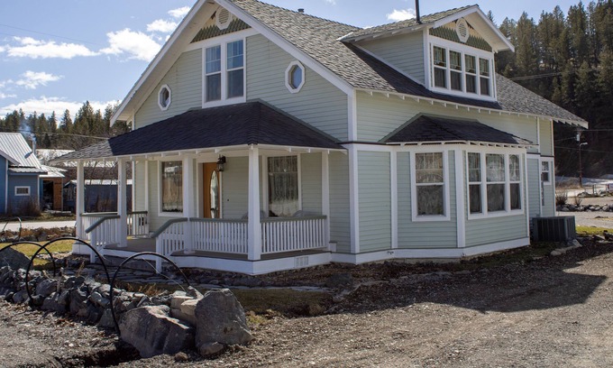 Eureka Casa | Welcome to Comfy Cottage! 4 br/ 3 bath home on the edge of town by the river!