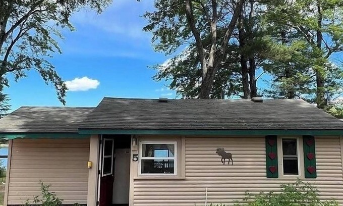 Gaylord Cabina | Welcome to Cottage 5 at Heart Lake Resort!