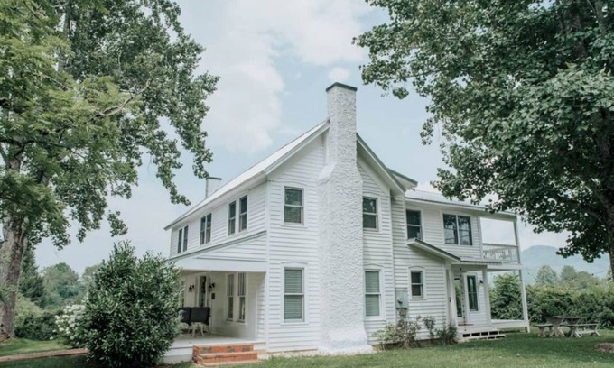Dillard Casa | Welcome to Farmhouse on Boxwood! Enjoy fun summer activities each day and night!