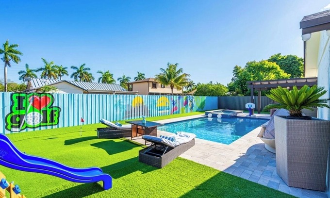 West Perrine Casa | Welcome to FORGET~ME~NOT VILLA , a sanctuary to unwind in a heated pool.