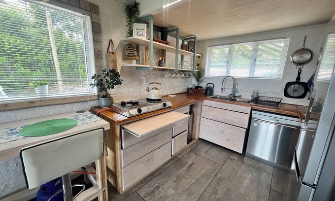 Betty's Bay Apartamento | Welcome to Happy Whale 1 modern Bedroom apartment.