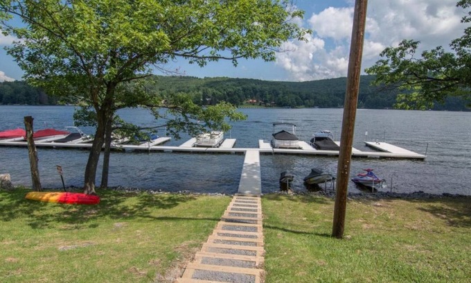 Mountainside Casa | Welcome to Lakeski Lodge! Lake and Mountain View! Lake access and private dock!