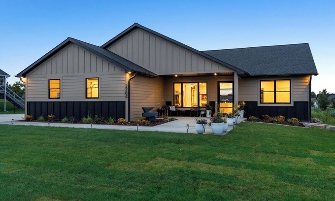 Billings Casa | Welcome to Lucky 13 Luxurious, private escape on Lake Hills Golf Course.