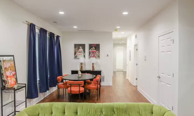 Little Village Apartamento | Welcome to Lux! 2BR in Chicago!