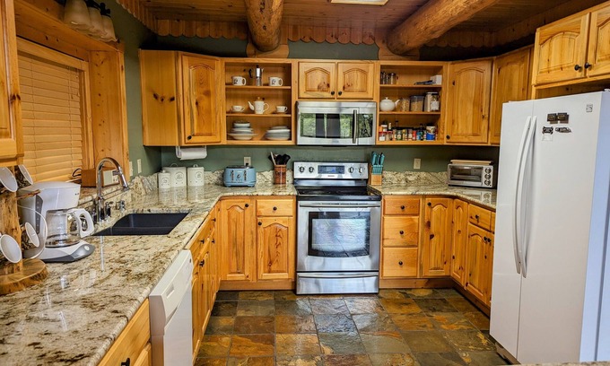 Rexford Cabina | Welcome to Maggie's Cabin-Rexford home sleeps 7 with boat rental also available
