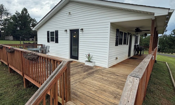 Pinnacle Otro | Welcome to Mountain View Farmhouse, your cozy retreat in Pinnacle, NC.