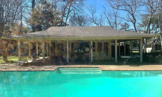 Clarksdale Cabaña | Welcome to OG, the premier guesthouse in Clarksdale. One mile from the jukes!
