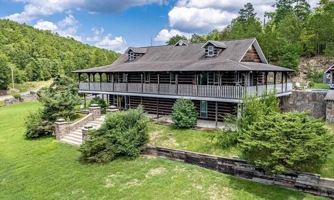 Royal Casa | Welcome to Old Bear Creek