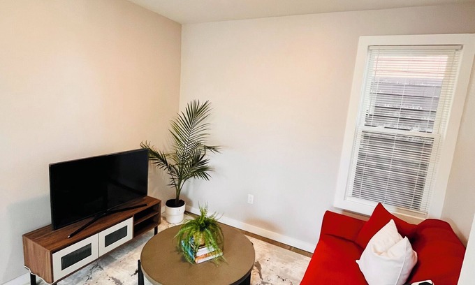Bayonne Apartamento | Welcome to our charming 2-bedroom, 1-bathroom apartment in Bayonne, NJ near NYC