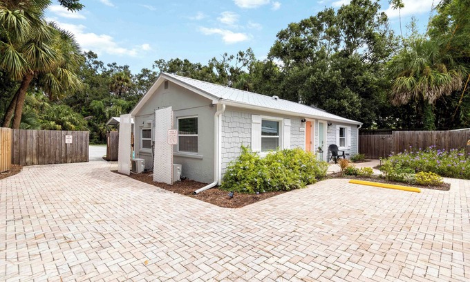 Ridge Wood Heights Cabaña | Welcome to our cottages 1 mile from the Gorgeous White Siesta Key Beach
