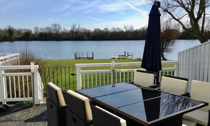 South Cerney Chalet De Esquí | Bienvenido a nuestra casa junto al lago de vacaciones en el corazón de los Cotswold Parques acuáticos