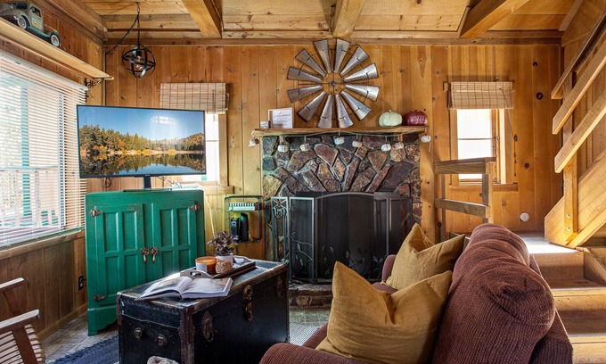 Sugarloaf Cabina | Welcome to our Kozy Cottage. Special Little Gem next to trails...